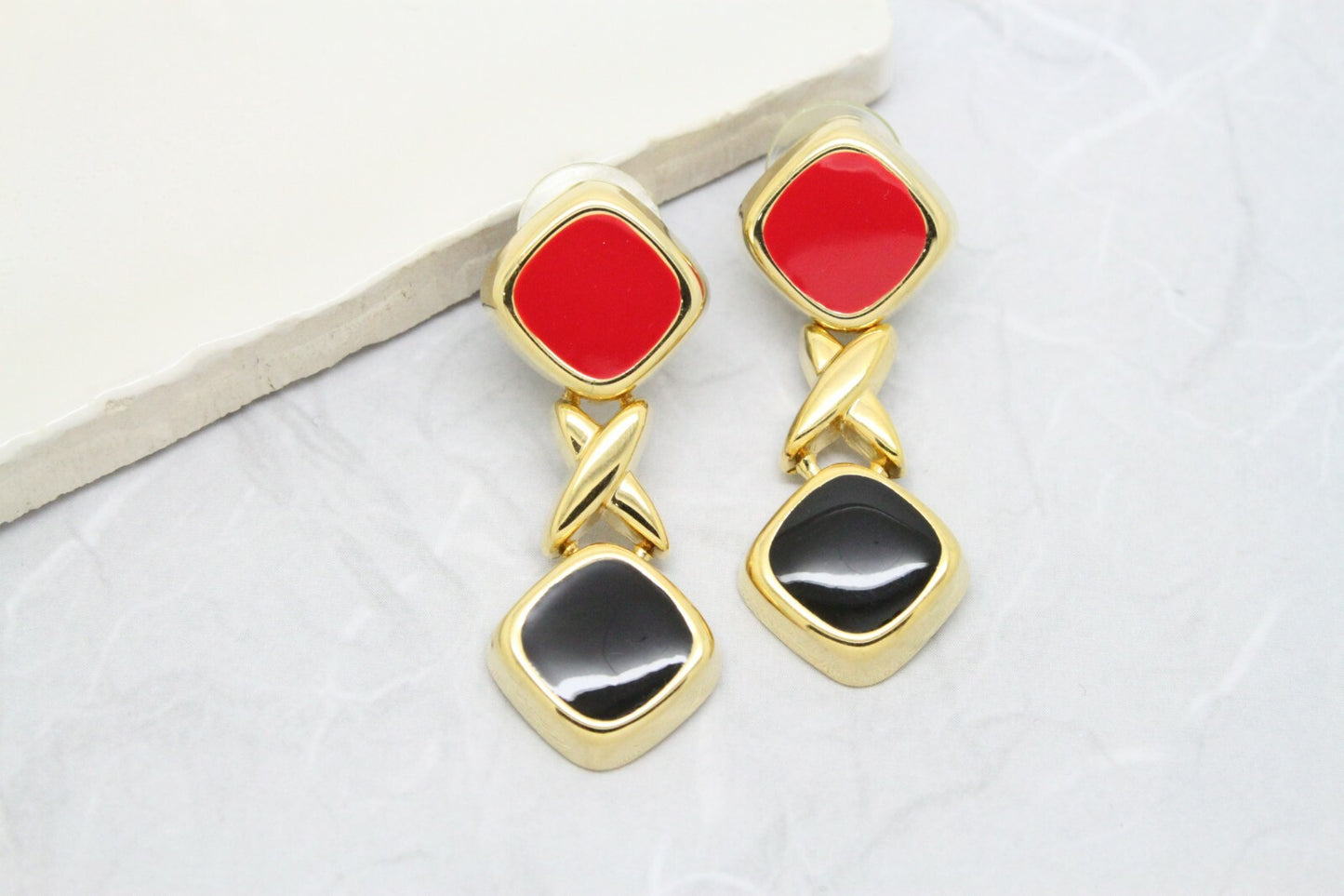 Stylish 1980s High Vintage Enamel Gold Plated Drop Earrings